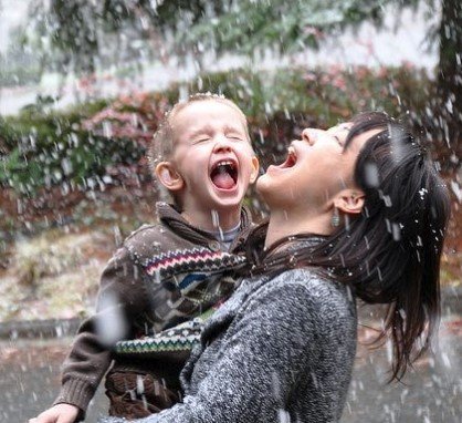 mother and child in the rain | weatherstationary.com