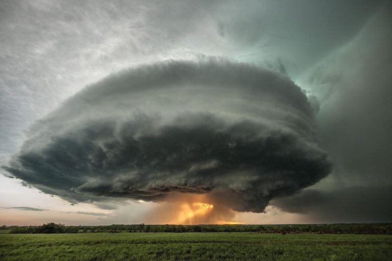 how-to-become-a-storm-chaser-making-money-skills-gear-needed